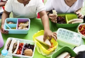 kids eating lunch at elementary school 1