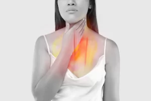 mujer que sufre reflujo acido o acidez estomacal aislado sobre fondo blanco 46527 932 300x200 1